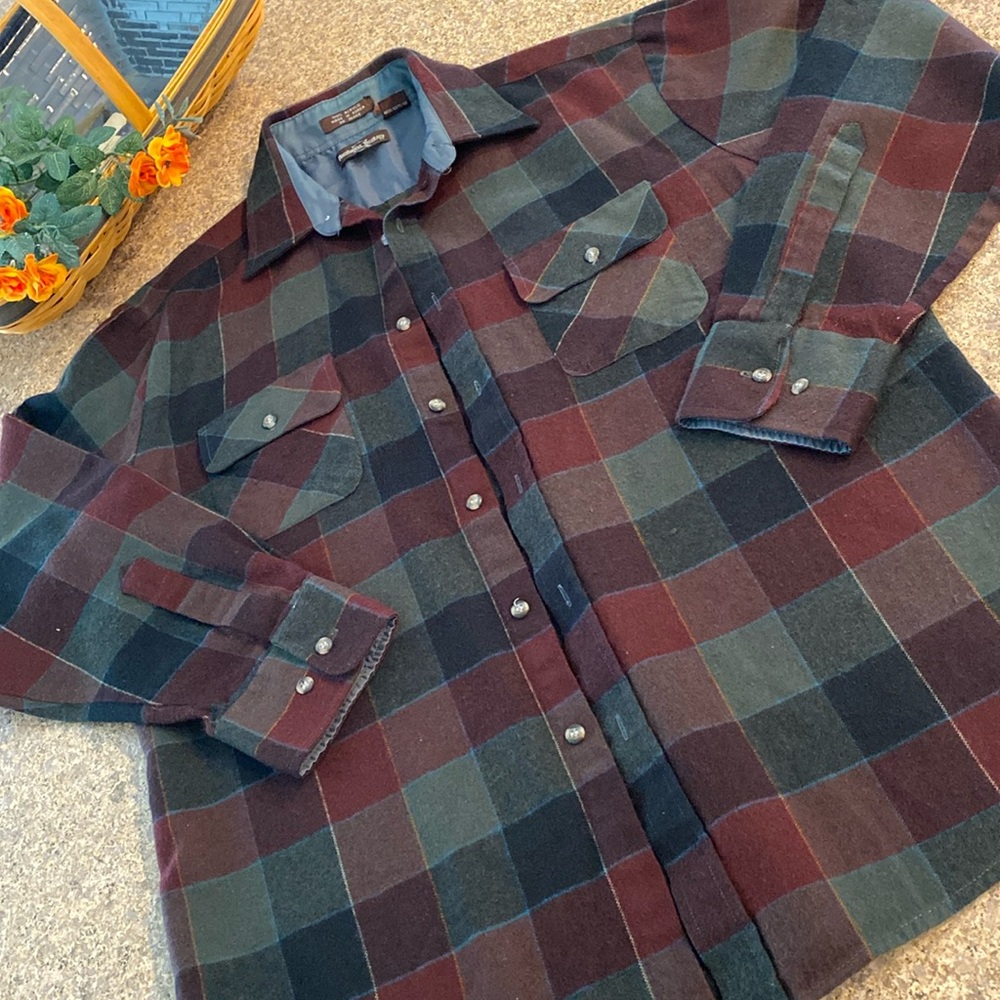 Northwest Territory Acrylic Plaid Button Up Shirt Large